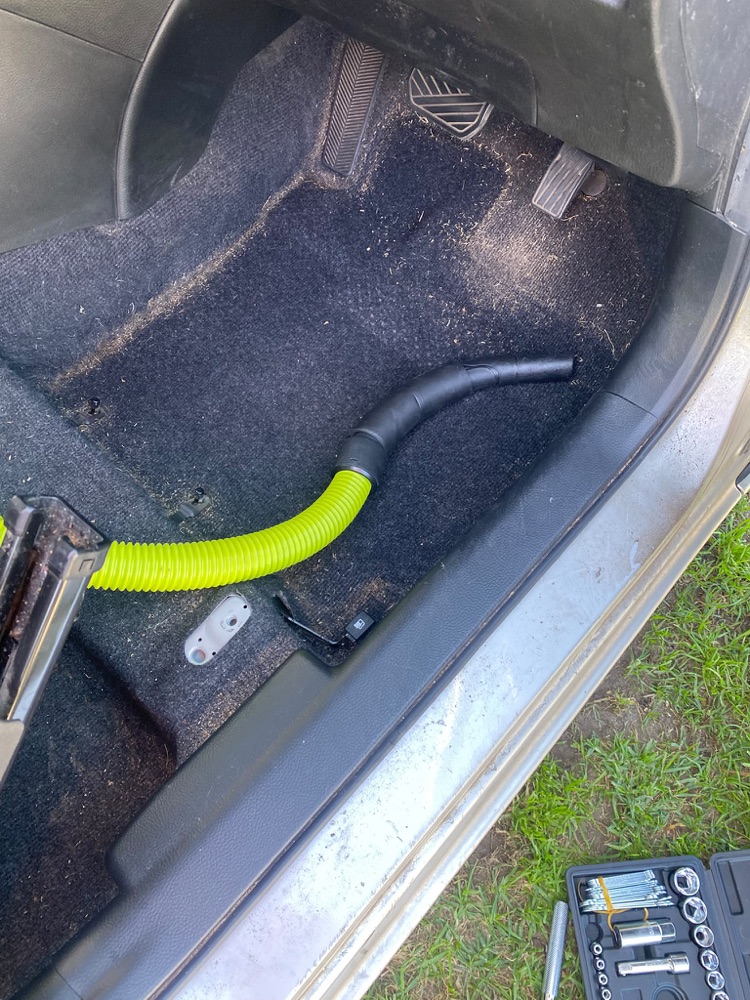 Dirty condition: carpet with ground-in dirt during vacuuming